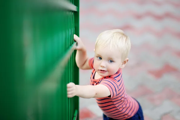 Toddler boy playing in the city — Stock Photo, Image