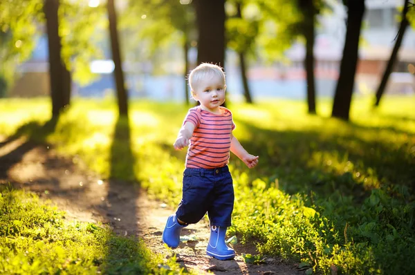 Petit garçon courant dans le parc — Photo