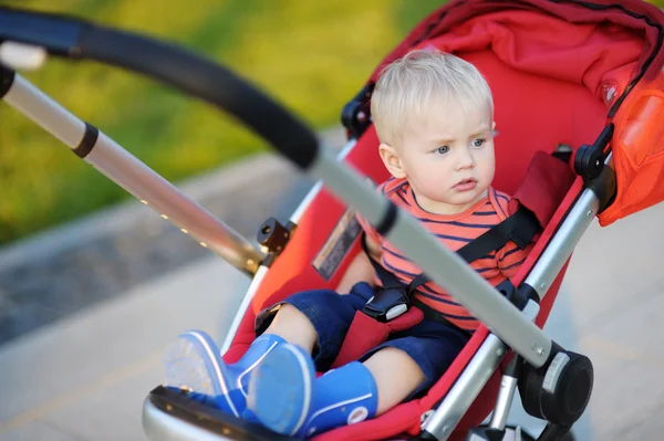 Kleinkind im Kinderwagen — Stockfoto