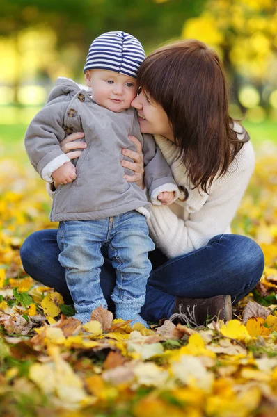 Junge Mutter mit ihrem kleinen Jungen — Stockfoto