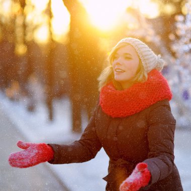 genç kadın kışın eğleniyor