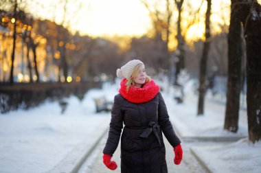 genç güzel kadın kış portresi