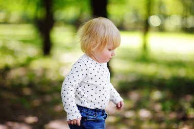 Yürümeye başlayan çocuk portresi