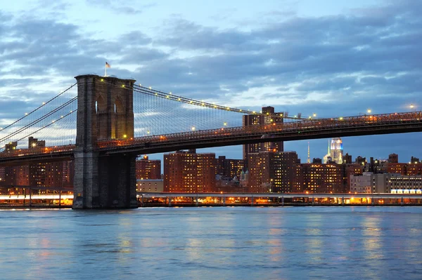 Brooklyn Bridge com skyline centro da cidade ao entardecer — Fotografia de Stock