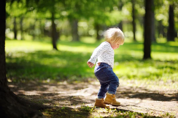 Niño pequeño caminando en el parque —  Fotos de Stock