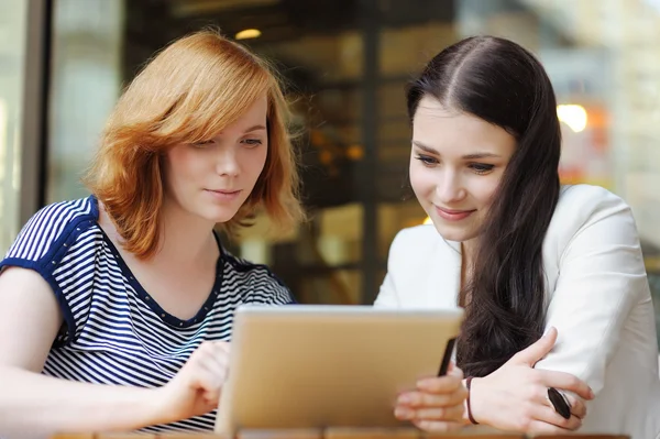 Twee meisjes met behulp van tablet pc — Stockfoto