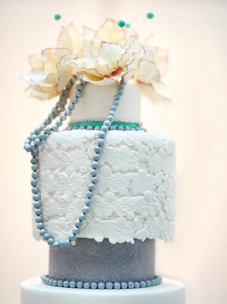 Délicieux gâteau de mariage blanc et gris — Photo