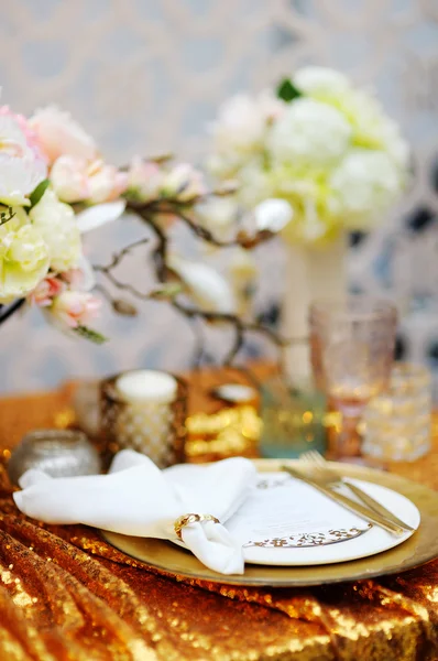 Elegante tavolo d'oro — Foto Stock