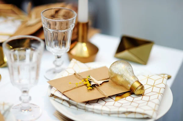 Elegante conjunto de mesa de ouro — Fotografia de Stock