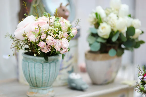 Ανθοδέσμες από φρέσκα λουλούδια σε το ανθοπωλείο — Φωτογραφία Αρχείου
