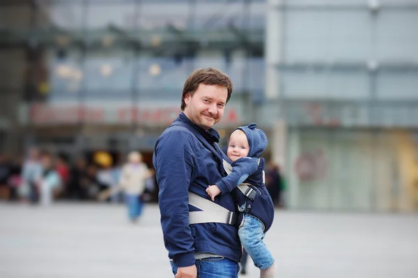 Pai e seu menino em um carrinho de bebê — Fotografia de Stock