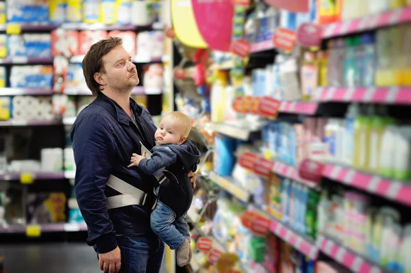 Pai e seu filho no supermercado — Fotografia de Stock