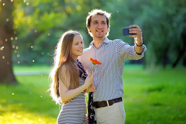 Mladý pár s ohledem selfie — Stock fotografie