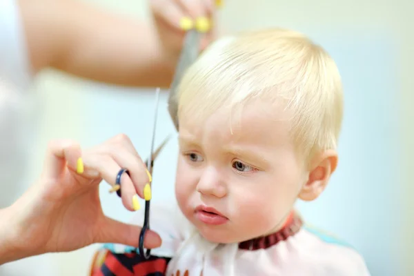 Criança recebendo seu primeiro corte de cabelo — Fotografia de Stock