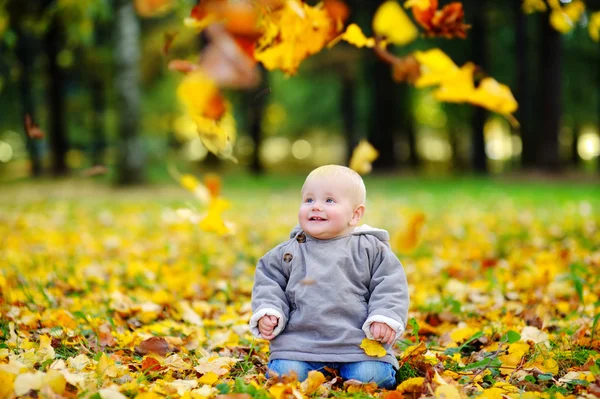 Glad liten baby i höst park — Stockfoto