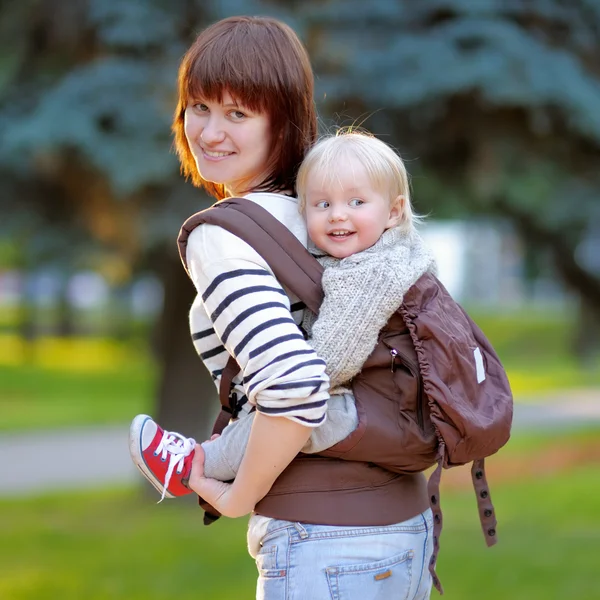 Jonge moeder met haar kind peuter — Stockfoto
