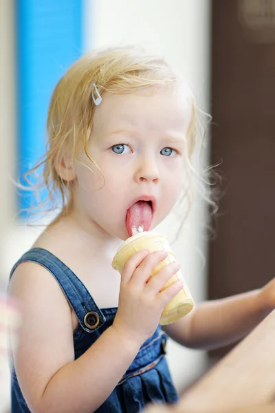 Kleinkind Mädchen isst Eis — Stockfoto