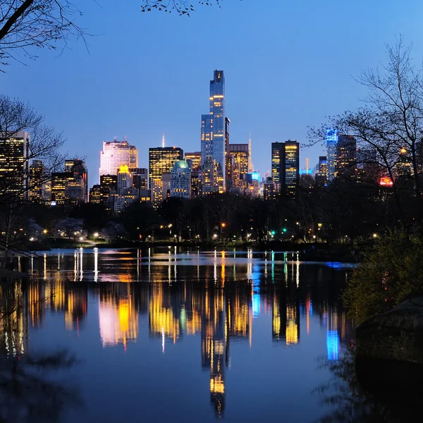 Central Park au crépuscule et au centre-ville de Manhattan — Photo