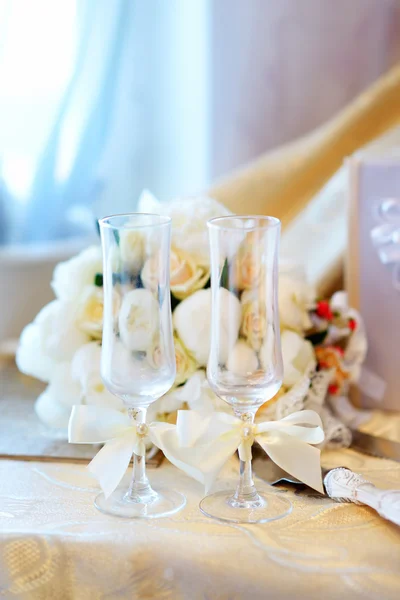 Δύο ποτήρια και γαμήλια λουλούδια — Φωτογραφία Αρχείου