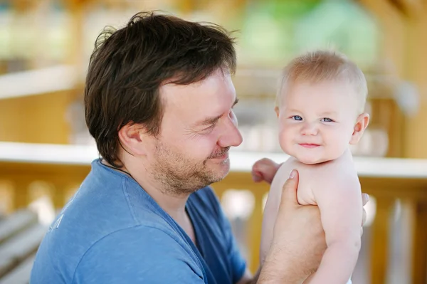 Padre de mediana edad con su pequeño hijo — Foto de Stock