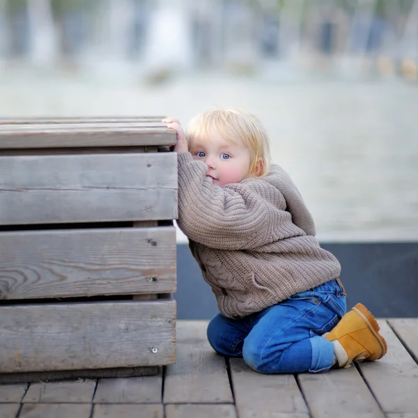 Ребенок играет на свежем воздухе — стоковое фото