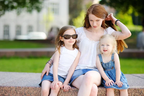 Jeune mère et ses filles — Photo