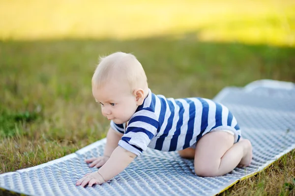 Strisciando bambino ragazzo — Foto Stock