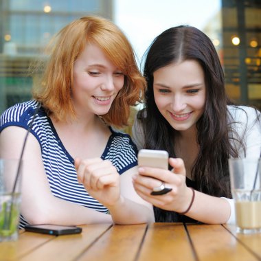 Akıllı telefon kullanarak iki genç kız
