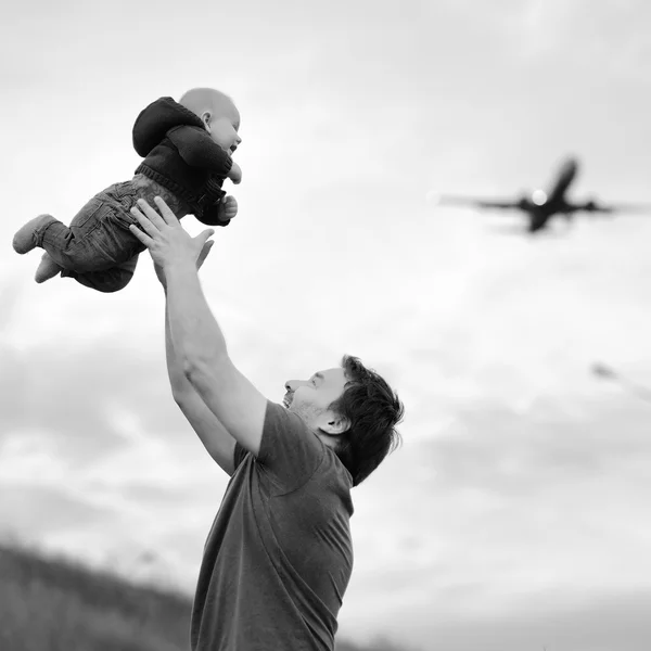 Padre sosteniendo a su bebé — Foto de Stock