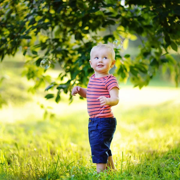 シャボン玉で遊ぶ幼児の少年 — ストック写真