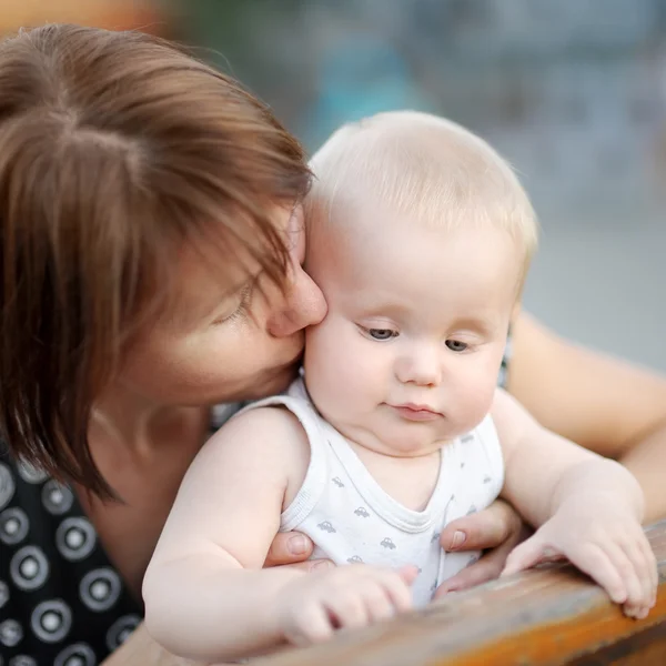 Hermosa mujer de mediana edad y su adorable nieto —  Fotos de Stock