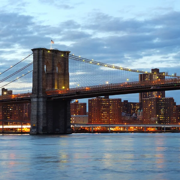 Brooklyn Bridge com skyline centro da cidade ao entardecer — Fotografia de Stock