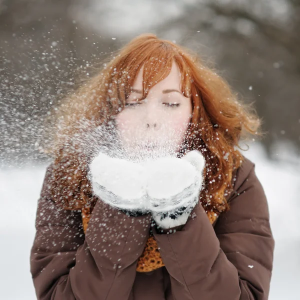 Giovane donna divertirsi in inverno — Foto Stock