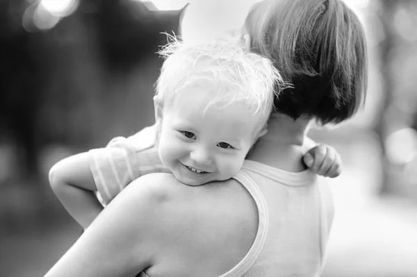 Donna di mezza età e il suo adorabile nipotino — Foto Stock