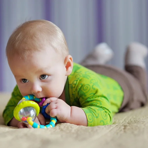 Bebek oyuncak ile oyun — Stok fotoğraf