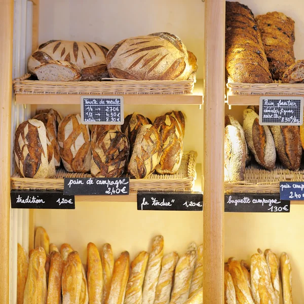 Panes recién horneados en panadería francesa — Foto de Stock