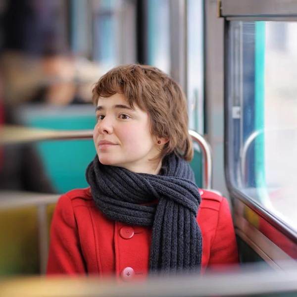 Hermosa chica en el metro parisino — Foto de Stock