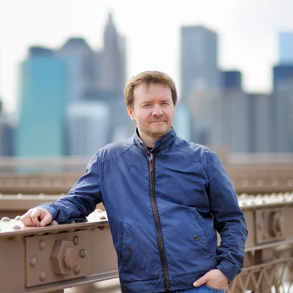 Medelålders man på Brooklyn Bridge — Stockfoto