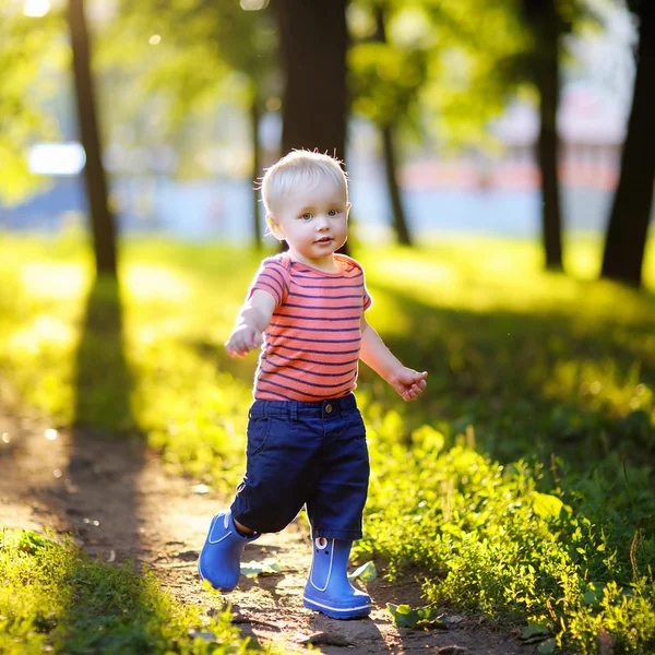 Хлопчик Тоддлер біжить у парку — стокове фото