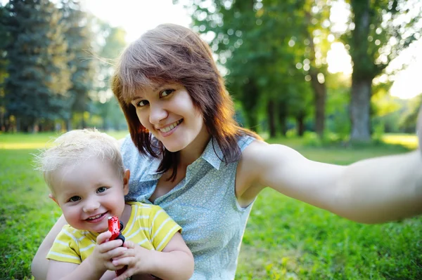 Giovane donna e il suo bambino figlio fare selfie — Foto Stock