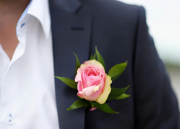 Boutonniere vőlegény közelről — Stock Fotó