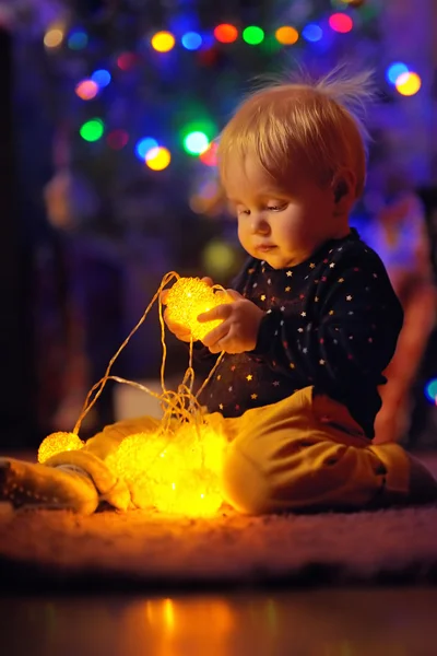 Маленький хлопчик грає з іграшками з підсвічуванням Стокова Картинка
