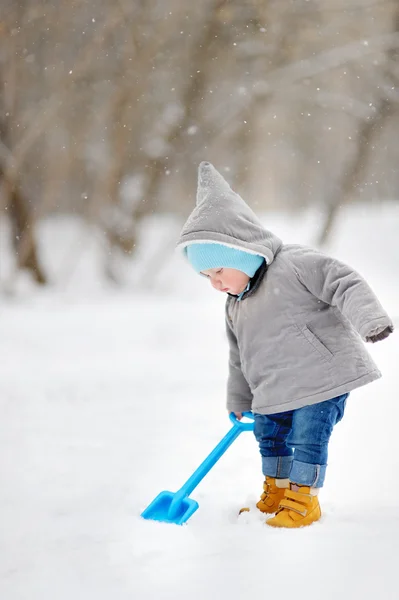 Beau tout-petit garçon jouant avec la neige — Photo