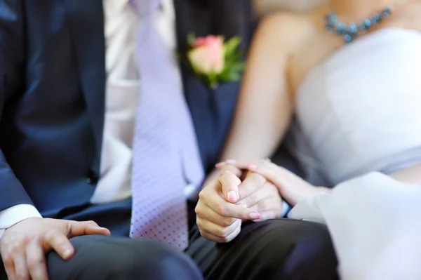 Sposa e sposo che si tengono per mano — Foto Stock