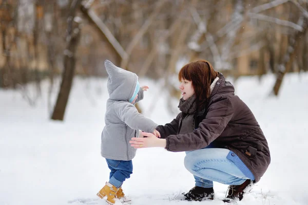 Küçük bebek çocuk yürümeyi öğrenme — Stok fotoğraf