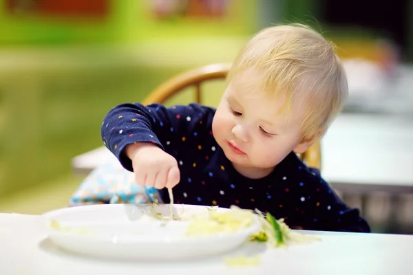 Peuter jongen spelen met eten — Stockfoto