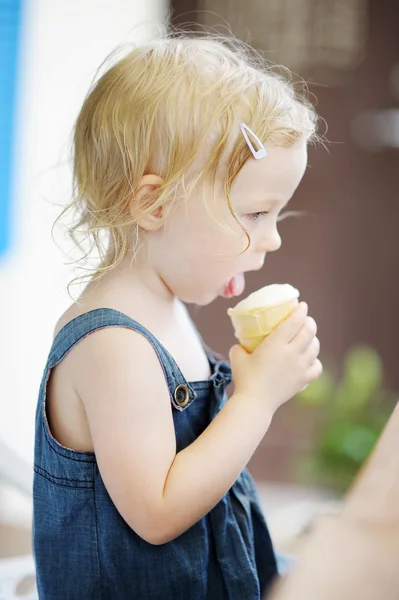 Adorable toddler girl eating ice cream — Stock Photo, Image