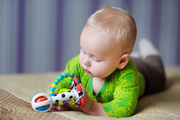 Baby spela med leksaker — Stockfoto