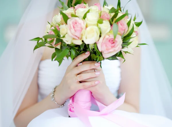 Novia celebración de flores de boda ramo — Foto de Stock