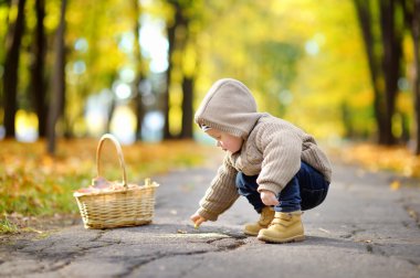 Renkli tebeşir ile oynarken yürümeye başlayan çocuk